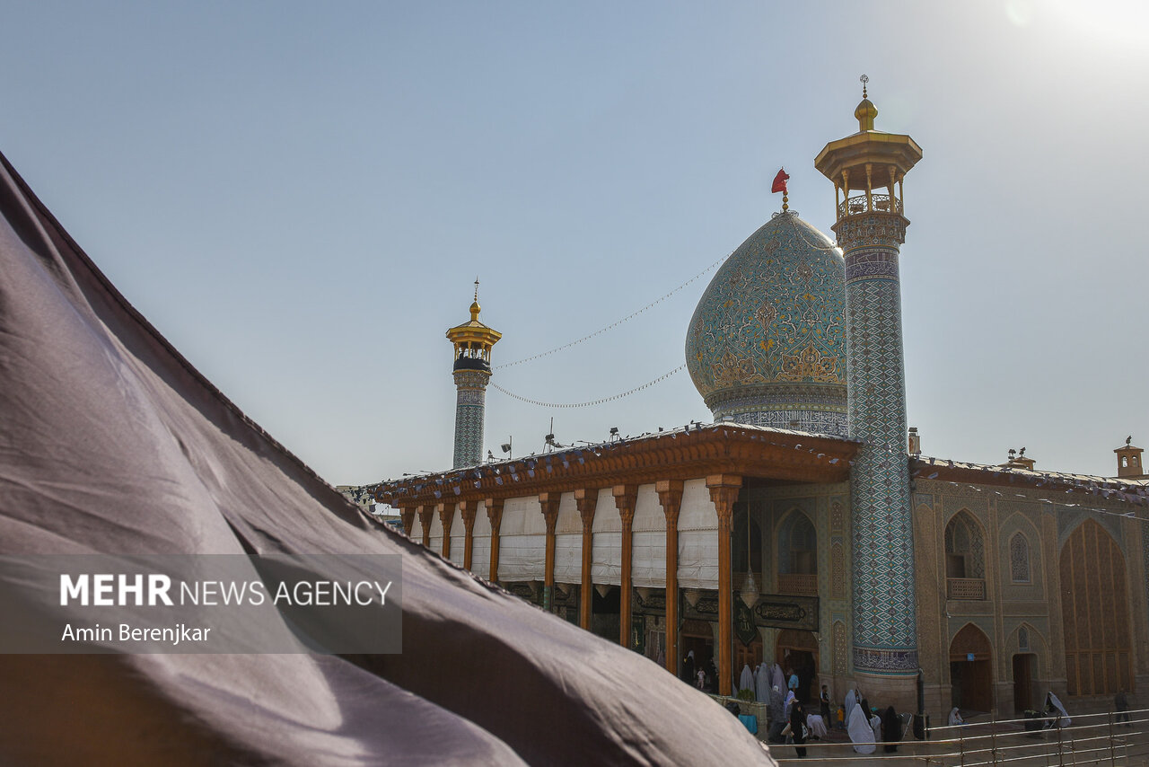 ایران، امامزادہ شاہچراغ کے مزار پر دہشت گردی، ایک خادمین خادم شہید، سات زخمی