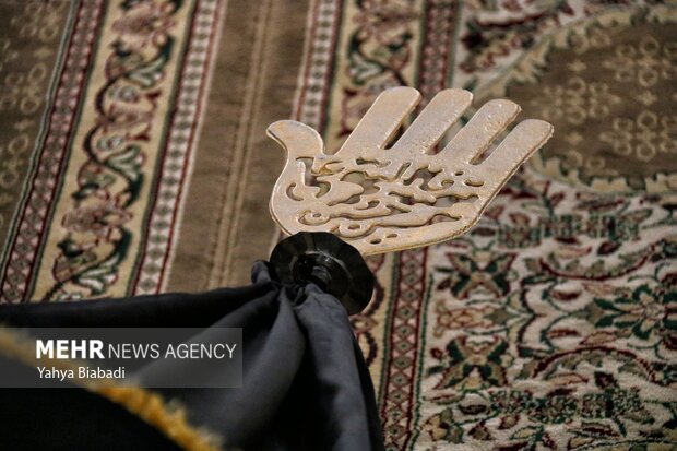 «دروازه نجف»مهیای عزای سالار شهیدان/ پرچم عزای محرم بر افراشته شد