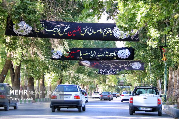 «دروازه نجف»مهیای عزای سالار شهیدان/ پرچم عزای محرم بر افراشته شد