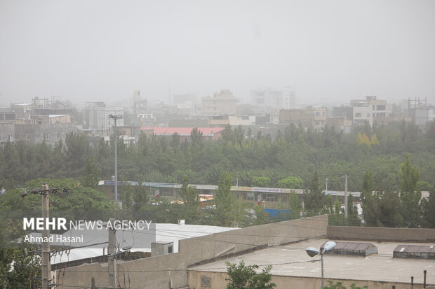 مشهد در محاصره گرد و غبار