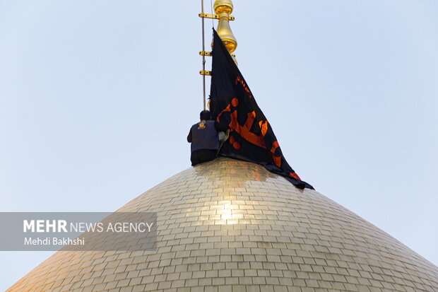 گنبد حرم حضرت فاطمہ معصومہ (س) پر سیاہ پرچم لہرایا گیا
