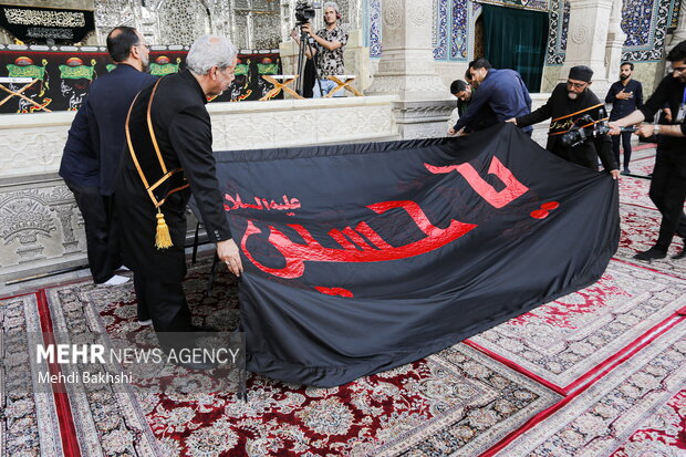 گنبد حرم حضرت فاطمہ معصومہ (س) پر سیاہ پرچم لہرایا گیا
