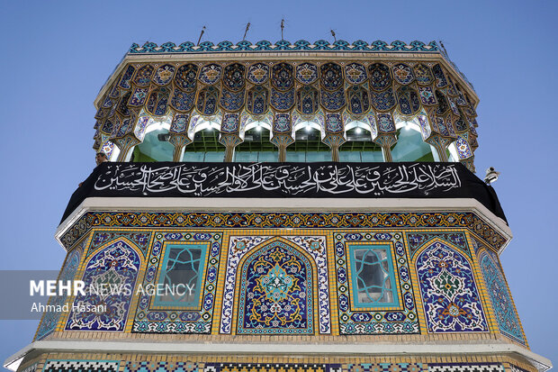 محرم الحرام کی مناسبت سے حرم امام رضاؑ کے گنبدپر نصب پرچم کی تبدیلی
