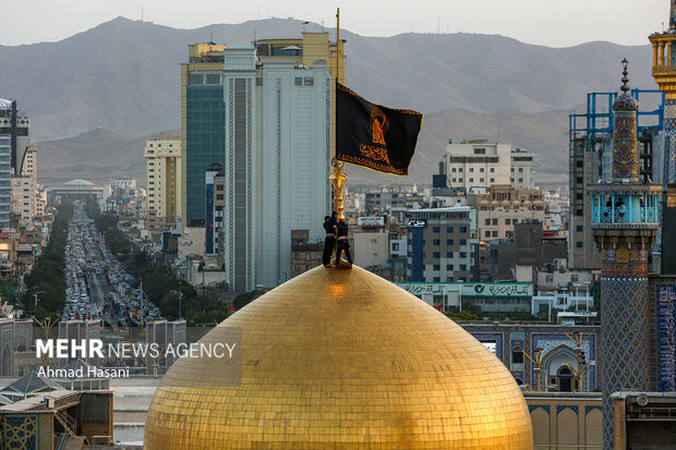 محرم الحرام کی مناسبت سے حرم امام رضاؑ کے گنبدپر نصب پرچم کی تبدیلی
