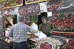 برگزاری آئین سیاه پوشان شهر تهران؛ عطر سیب در میدان امام‌ حسین برپا شد