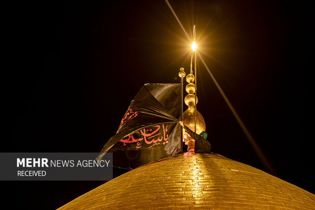 مراسم تعویض پرچم حرمین در کربلای معلی شب گذشته و با حضور جمعیت عزاداران حسینی برگزار شد