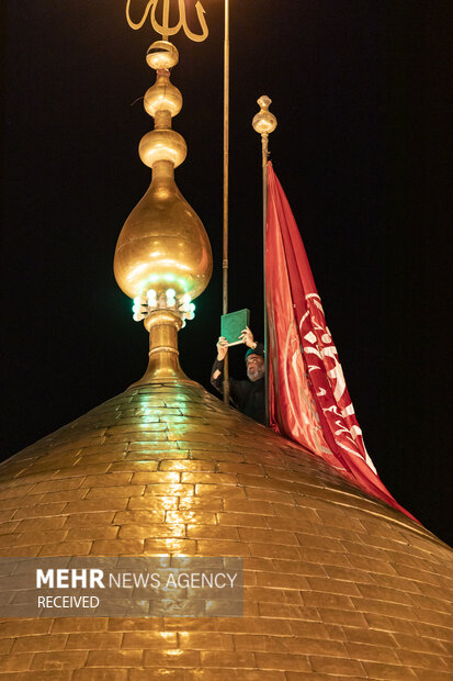 مراسم تعویض پرچم حرمین در کربلای معلی شب گذشته و با حضور جمعیت عزاداران حسینی برگزار شد