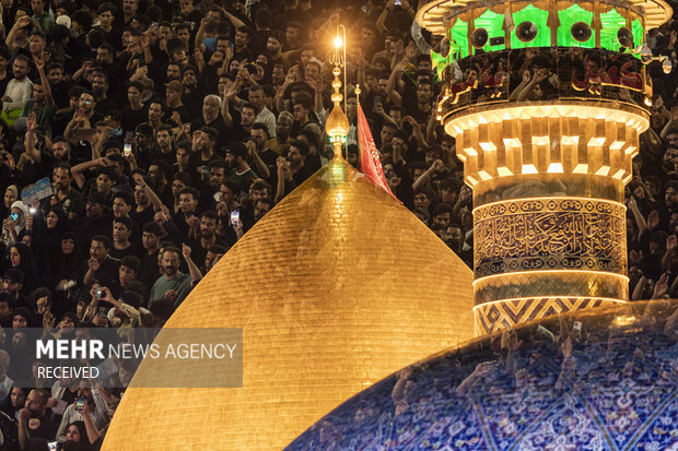مراسم تعویض پرچم حرمین در کربلای معلی شب گذشته و با حضور جمعیت عزاداران حسینی برگزار شد