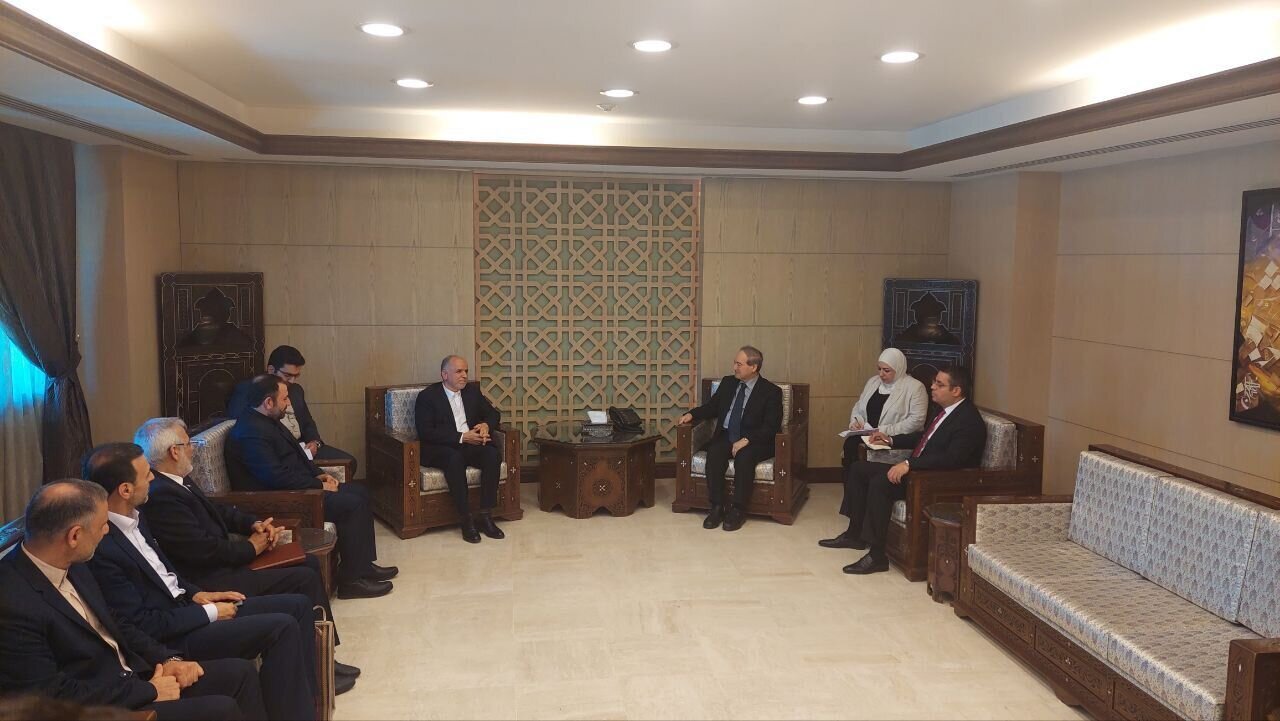 وزير الخارجية السوري یؤکد على توسیع العلاقات مع إيران