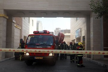 مهار آتش‌سوزی یک مجتمع تجاری و مسکونی در مشهد/۲۰ نفر نجات یافتند