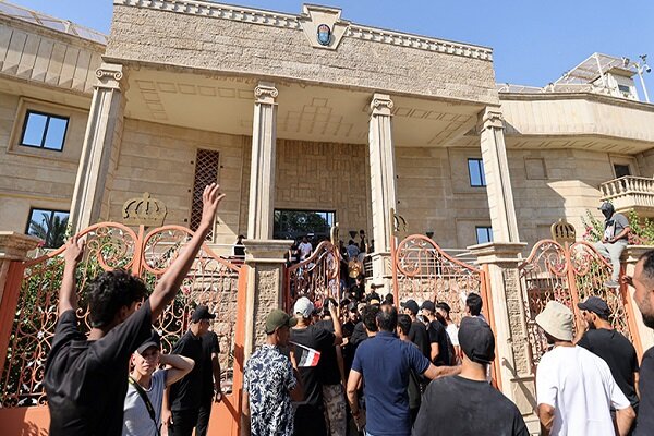 إحراق السفارة السويدية في بغداد احتجاجاً على تمادي ستوكهولم بالإساءة إلى المقدسات