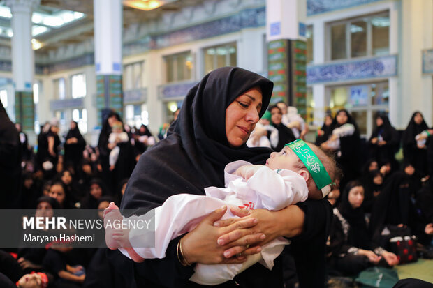 همزمان با فرارسیدن اولین جمعه ماه محرم مصادف با ۳۰ تیر ۱۴۰۲ مراسم شیرخوارگان حسینی با حضور مادران و نوزادان در مصلی امام خمینی (ره) تهران برگزار شد