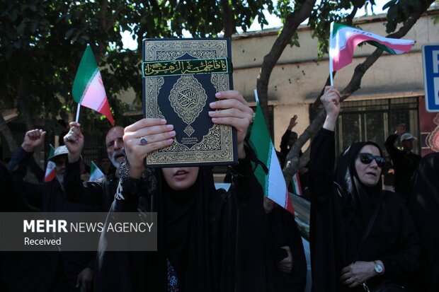 أهالي مدينة طهران يجتمعون أمام السفارة السويدية احتجاجاً على تدنيس القرآن الكريم