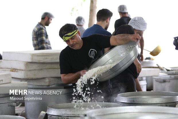 طبخ و توزیع ۷۰ هزار پرس غذای نذری در اربعین حسینی در کازرون
