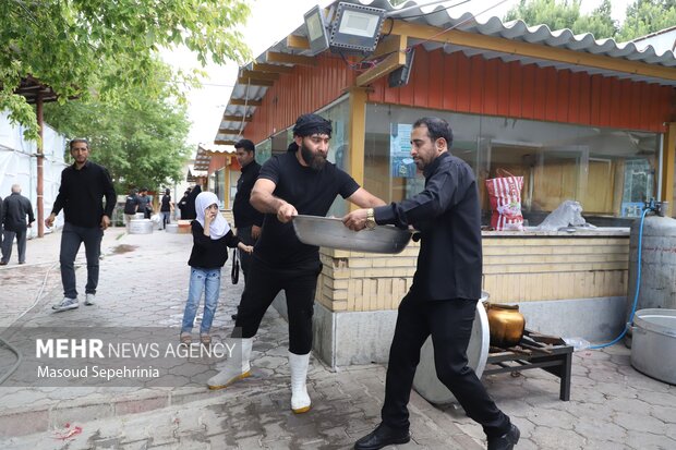 پخت ۷۲ دیگ غذای نذری به‌مناسبت ایام محرم در اردوگاه الغدیر تبریز