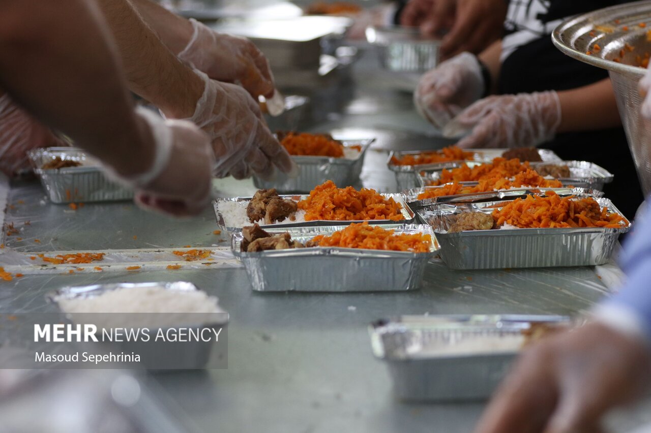 توزیع ۱۲۰ هزار پرس غذای گرم بین عزاداران حسینی در خضرآباد