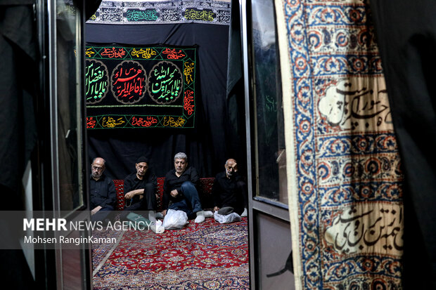 خانه سیدها در بلوار قیام تهران با بیش از صد سال مراسم عزاداری حضرت سیدالشهدا (صلوات الله علیه) هر روز میزبان جمع کثیری از مردم عزادار است