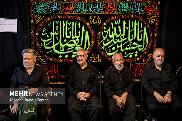 خانه سیدها در بلوار قیام تهران با بیش از صد سال مراسم عزاداری حضرت سیدالشهدا (صلوات الله علیه) هر روز میزبان جمع کثیری از مردم عزادار است