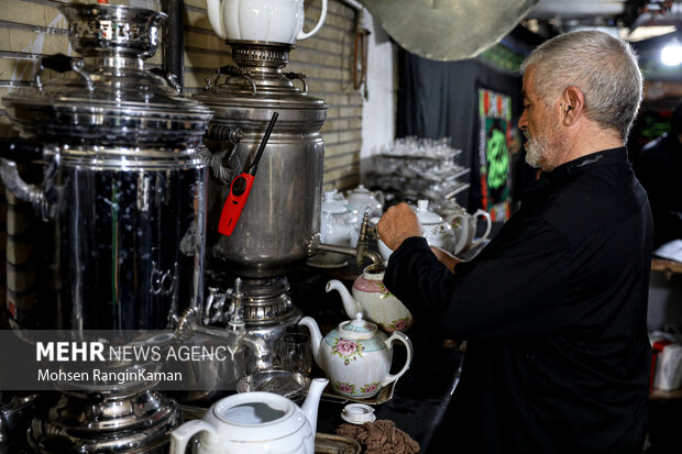 خانه سیدها در بلوار قیام تهران با بیش از صد سال مراسم عزاداری حضرت سیدالشهدا (صلوات الله علیه) هر روز میزبان جمع کثیری از مردم عزادار است