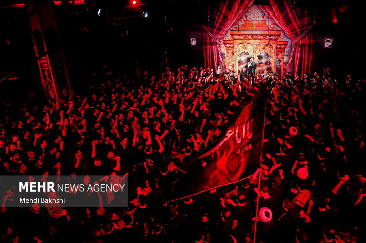 مشعلها برای عرض ارادت به شهدای کربلا روشن شدند