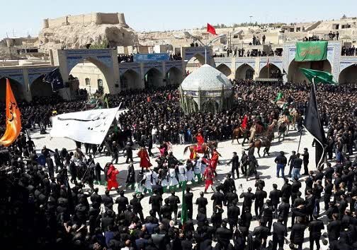 دسته شال زنان نماد عزای حسین (ع) است/حلقه ماتم در محلههای نائین