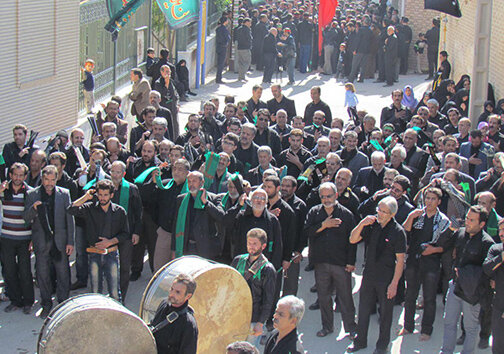 دسته شال زنان نماد عزای حسین (ع) است/حلقه ماتم در محلههای نائین