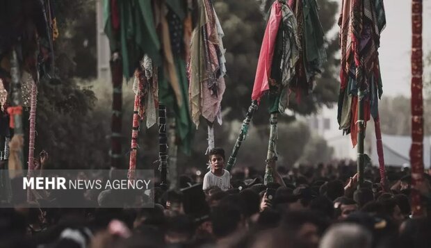 علم گردانی آئین ۴۰۰ ساله/عزای حسینی در میناب ریشه در باورها دارد
