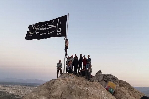 نصب پرچم عزای امام حسین(ع) بر فراز قله لااله الاالله نجف آباد