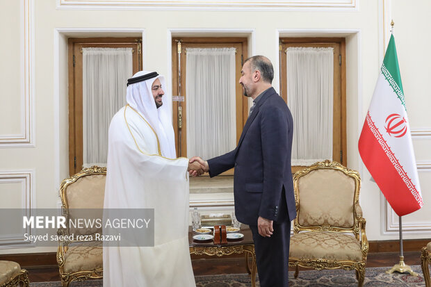 حسین امیرعبداللهیان وزیر امور خارجه در حال استقبال از حمد عبدالعزیز الخلیفی وزیر مشاور قطر است