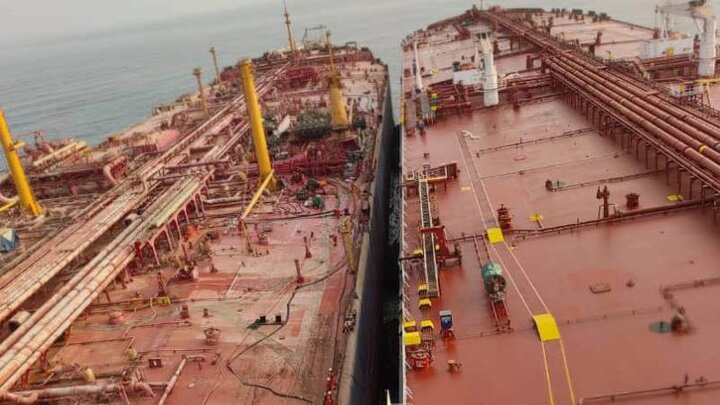 تفريغ النفط من الناقلة "صافر" إلى السفينة البديلة قبالة السواحل اليمنية