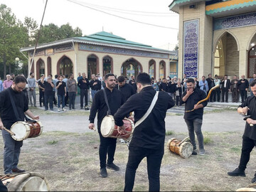 برپایی آئین دمام زنی در گلزار شهدای فومن