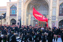 حرکت دسته عزاداری امام حسین(ع) در بازار سنتی کرمانشاه