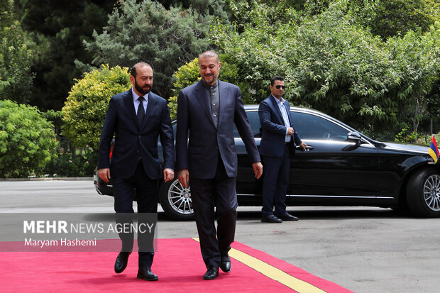 حسین امیر عبداللهیان وزیر امور خارجه ایران در حال استقبال از آرارات میرزویان وزیر امور خارجه ارمنستان  در محل دیدار وزرای خارجه ارمنستان و ایران است 