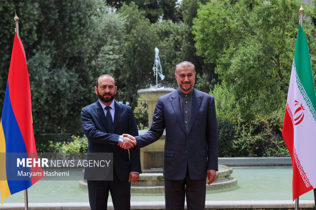 حسین امیر عبداللهیان وزیر امور خارجه ایران و آرارات میرزویان وزیر امور خارجه ارمنستان  در حال گرفتن عکس یادگاری در محل دیدار وزرای خارجه ارمنستان و ایران هستند