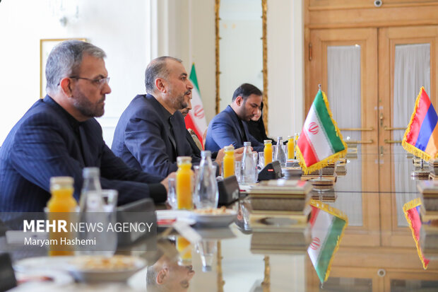 حسین امیر عبداللهیان وزیر امور خارجه ایران در محل دیدار وزرای خارجه ارمنستان و ایران حضور دارد