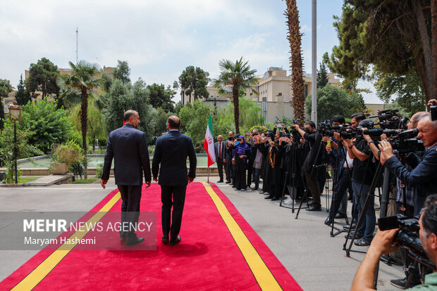 حسین امیر عبداللهیان وزیر امور خارجه ایران در حال استقبال از آرارات میرزویان وزیر امور خارجه ارمنستان  در محل دیدار وزرای خارجه ارمنستان و ایران است 