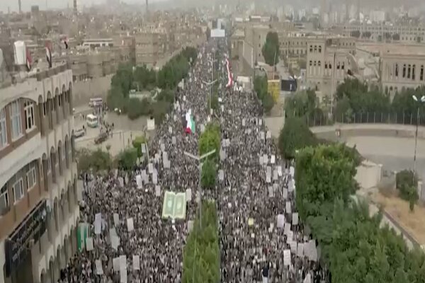 راهپیمایی باشکوه مردم یمن در محکومیت هتک حرمت قرآن+فیلم