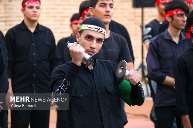 اقامه عزای دهه اول محرم در مسجد سادات محله شهرک کرناچی کرمانشاه