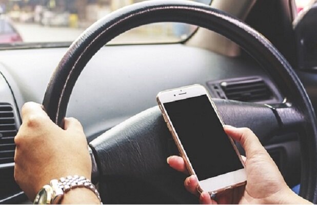 ۸۰ درصد تصادفات هنگام صحبت راننده با تلفن همراه رخ می‌دهد