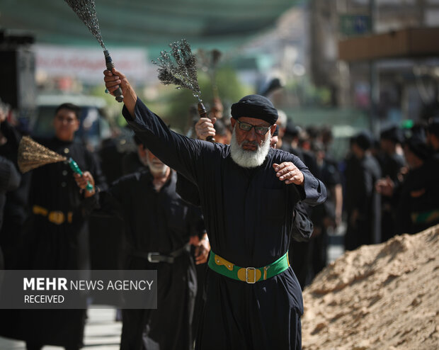 مراسم عزاداری دهه اول ماه محرم با حضور عاشقان و محبان حضرت سیدالشهدا (علیه السلام) هر روزه در کربلای معلی برگزار می شود
