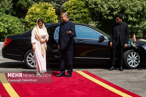 حسین امیر عبداللهیان وزیر امور خارجه ایران در حال استقبال از  نجلاء منقوش، وزیر امور خارجه لیبی در محل دیدار وزرای خارجه لیبی و ایران است