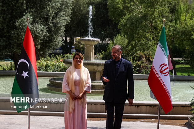 حسین امیر عبداللهیان وزیر امور خارجه ایران در حال استقبال از  نجلاء منقوش، وزیر امور خارجه لیبی در محل دیدار وزرای خارجه لیبی و ایران است