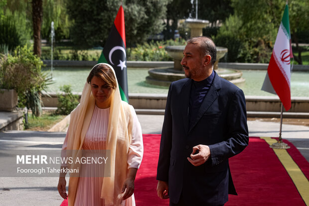 حسین امیر عبداللهیان وزیر امور خارجه ایران و  نجلاء منقوش، وزیر امور خارجه لیبی در حال گرفتن عکس یادگاری در محل دیدار وزرای خارجه لیبی و ایران هستند