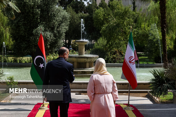 حسین امیر عبداللهیان وزیر امور خارجه ایران در حال استقبال از  نجلاء منقوش، وزیر امور خارجه لیبی در محل دیدار وزرای خارجه لیبی و ایران است