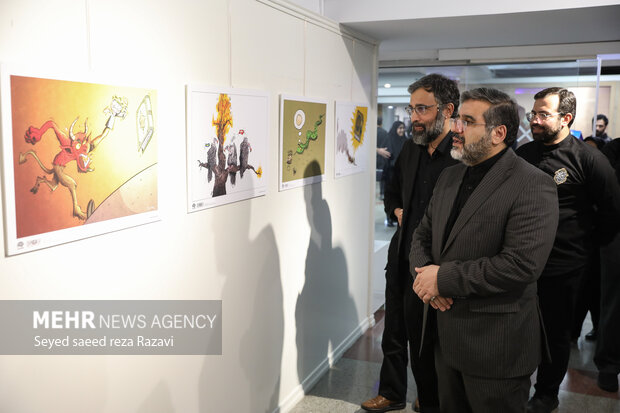 محمد مهدی اسماعیلی وزیر فرهنگ و ارشاد اسلامی در حال بازدید از  نمایشگاه جدال نار با نور است