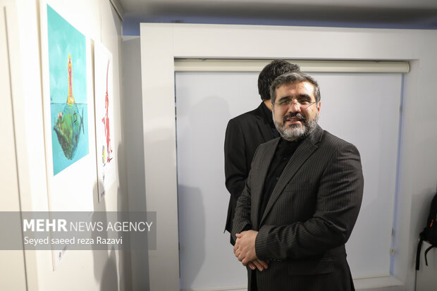 محمد مهدی اسماعیلی وزیر فرهنگ و ارشاد اسلامی در حال بازدید از  نمایشگاه جدال نار با نور است