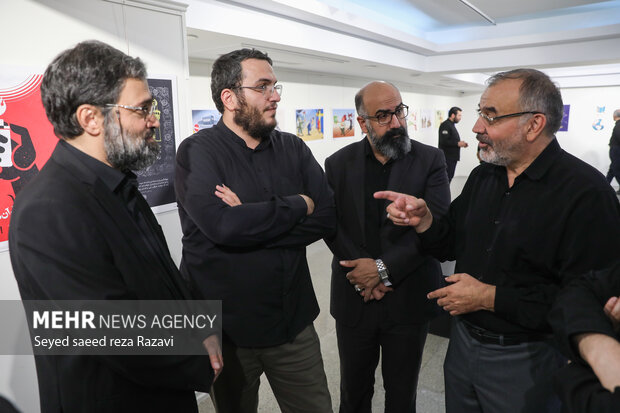 محمدمهدی دادمان رئیس حوزه هنری انقلاب اسلامی در افتتاح نمایشگاه جدال نار با نور حضور دارد