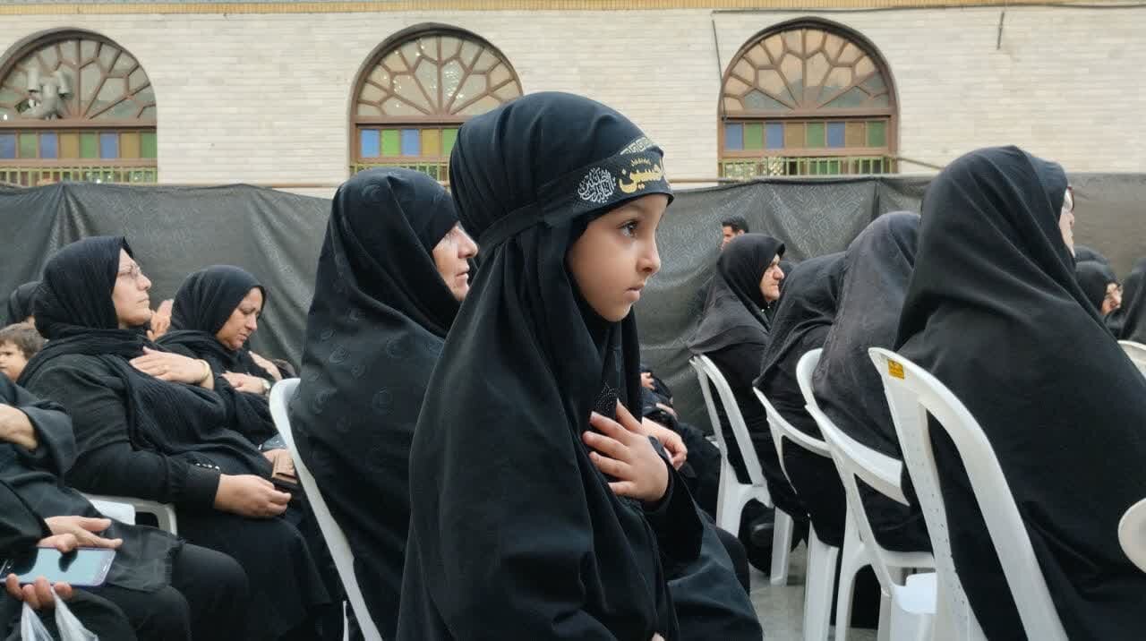 پیشاهنگی دهه نودیها با سربندهای «یا حسین» در آیین های عاشورایی