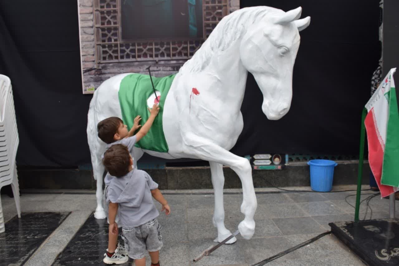 پیشاهنگی دهه نودیها با سربندهای «یا حسین» در آیین های عاشورایی