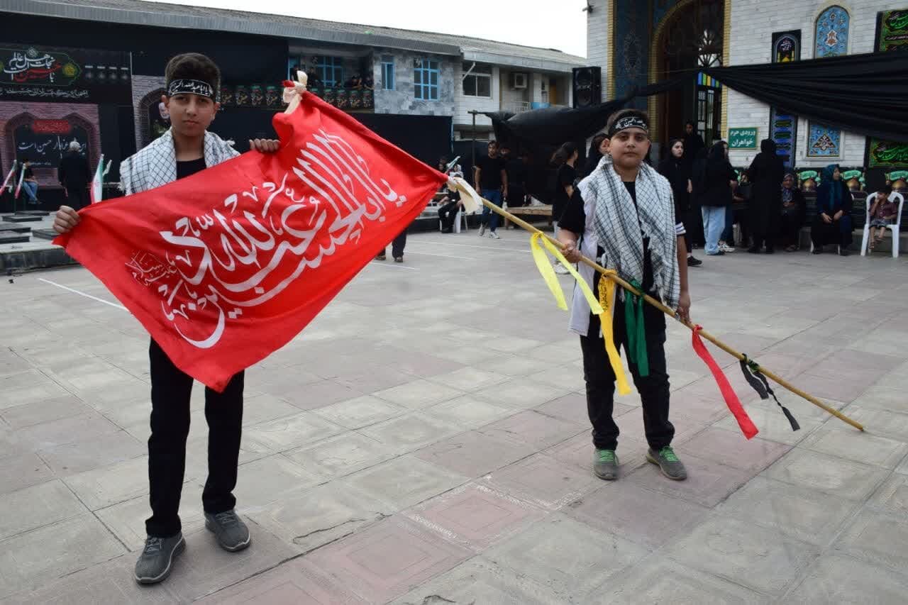 پیشاهنگی دهه نودیها با سربندهای «یا حسین» در آیین های عاشورایی